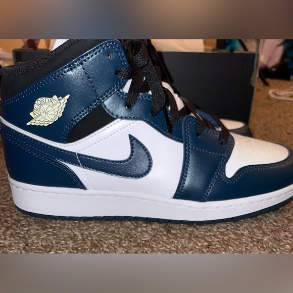 Air Jordan 1 MID (GS) Size- 6.5 - Picture 2 of 6